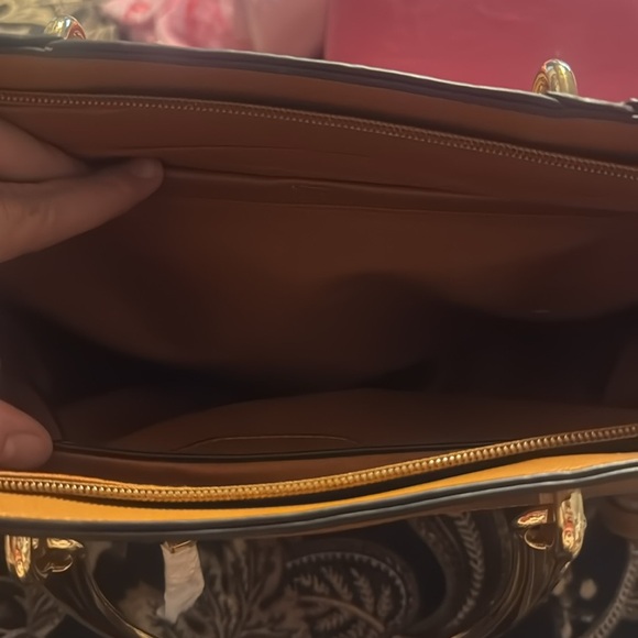 Elegant Brown Handbag with Faux Fur Strap including wallet and crossbody strap - Picture 4 of 4